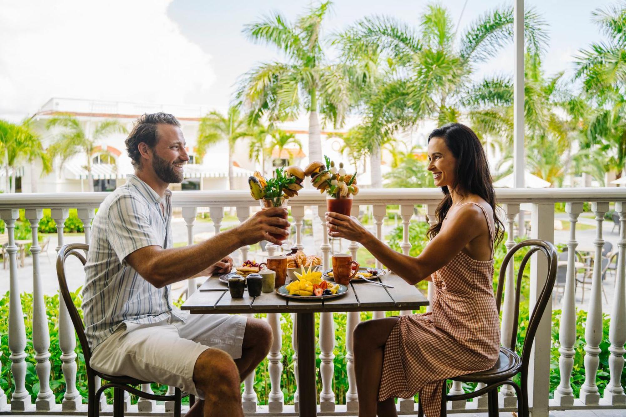 Nickelodeon Hotels & Resorts Punta Cana Exterior photo A couple dining at the hotel