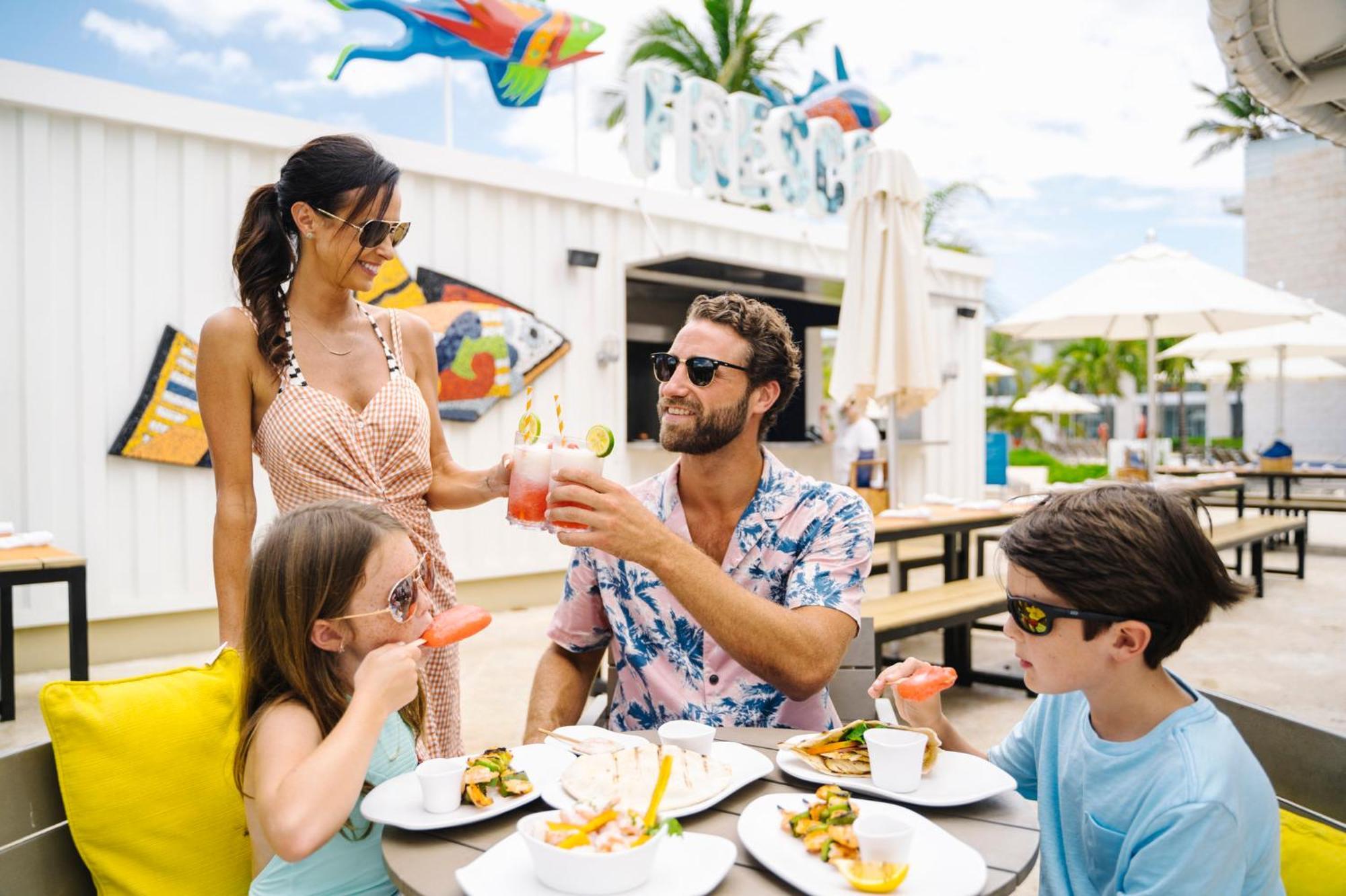 Nickelodeon Hotels & Resorts Punta Cana Exterior photo Family dining at the pool